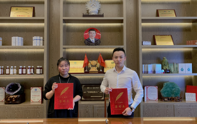 恭喜廣東潮州市潮安區(qū)龔女士成功簽約翌芙萊祛斑加盟店。